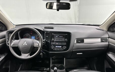 Mitsubishi Outlander III рестайлинг 3, 2014 год, 1 530 000 рублей, 15 фотография