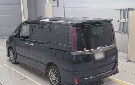 Toyota Noah III, 2021 год, 2 750 000 рублей, 3 фотография