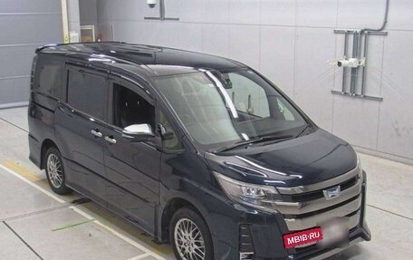 Toyota Noah III, 2021 год, 2 750 000 рублей, 2 фотография