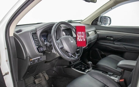 Mitsubishi Outlander III рестайлинг 3, 2019 год, 2 780 000 рублей, 10 фотография