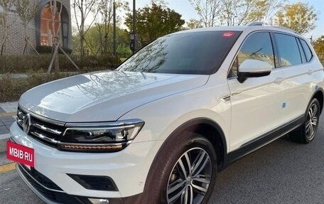 Volkswagen Tiguan II, 2020 год, 2 720 000 рублей, 2 фотография