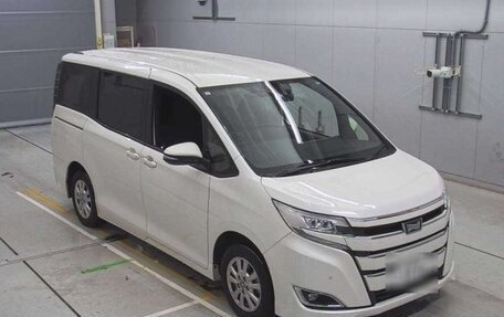 Toyota Noah III, 2021 год, 2 900 000 рублей, 2 фотография