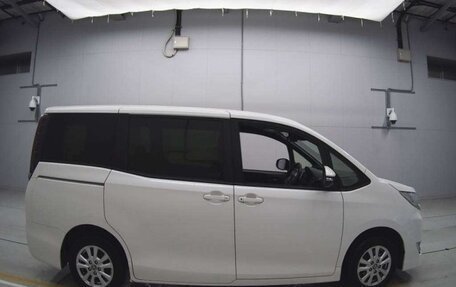 Toyota Noah III, 2021 год, 2 900 000 рублей, 3 фотография