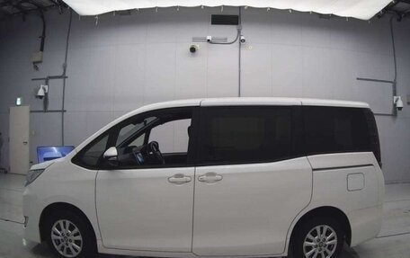 Toyota Noah III, 2021 год, 2 900 000 рублей, 5 фотография