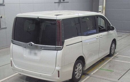 Toyota Noah III, 2021 год, 2 900 000 рублей, 4 фотография