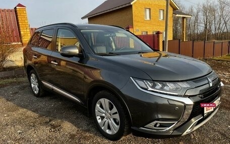 Mitsubishi Outlander III рестайлинг 3, 2021 год, 3 280 000 рублей, 10 фотография