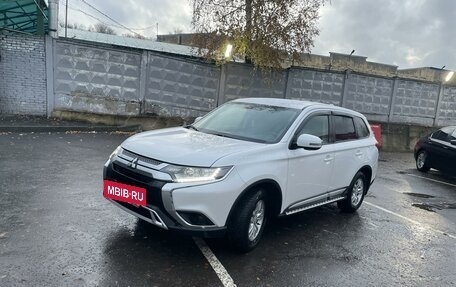 Mitsubishi Outlander III рестайлинг 3, 2019 год, 2 500 000 рублей, 4 фотография