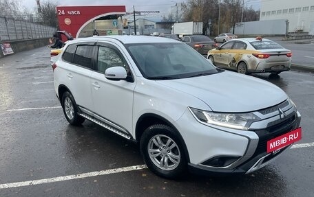 Mitsubishi Outlander III рестайлинг 3, 2019 год, 2 500 000 рублей, 2 фотография