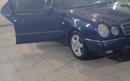 Mercedes-Benz E-Класс, 1995 год, 495 000 рублей, 3 фотография