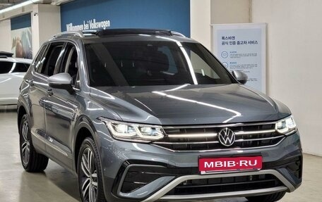 Volkswagen Tiguan II, 2021 год, 3 140 000 рублей, 3 фотография