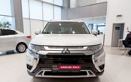 Mitsubishi Outlander III рестайлинг 3, 2019 год, 2 678 000 рублей, 2 фотография