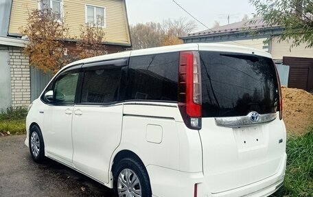 Toyota Noah III, 2014 год, 1 850 000 рублей, 3 фотография