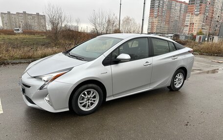 Toyota Prius IV XW50, 2017 год, 2 550 000 рублей, 2 фотография