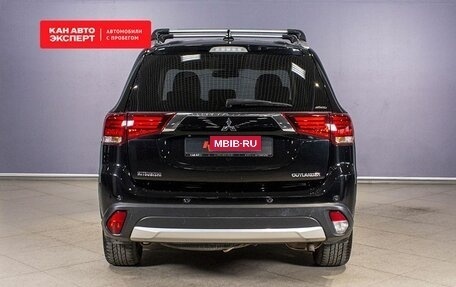 Mitsubishi Outlander III рестайлинг 3, 2017 год, 2 300 000 рублей, 11 фотография