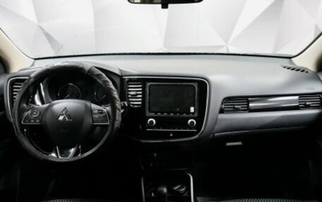 Mitsubishi Outlander III рестайлинг 3, 2021 год, 2 231 000 рублей, 11 фотография