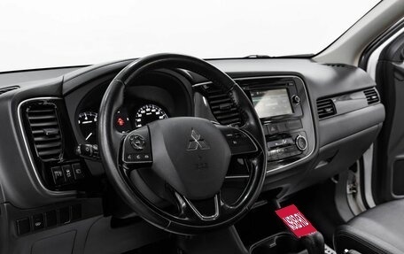 Mitsubishi Outlander III рестайлинг 3, 2017 год, 1 695 000 рублей, 13 фотография