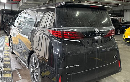 Toyota Alphard, 2024 год, 12 788 000 рублей, 6 фотография