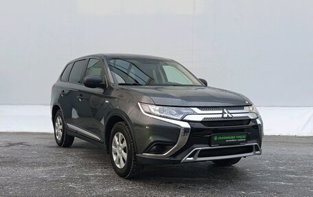 Mitsubishi Outlander III рестайлинг 3, 2019 год, 1 999 000 рублей, 3 фотография