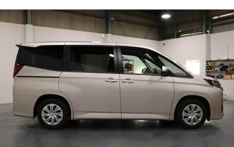 Toyota Noah, 2024 год, 3 930 000 рублей, 3 фотография