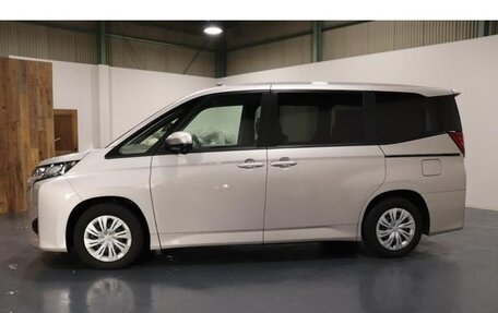 Toyota Noah, 2024 год, 3 930 000 рублей, 2 фотография