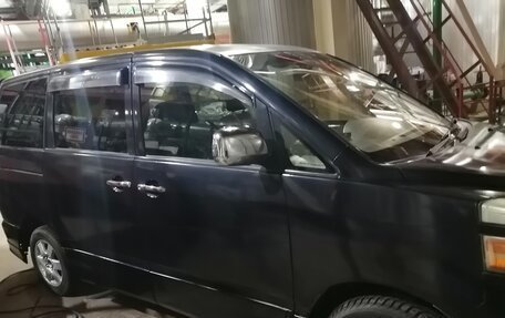 Toyota Voxy II, 2005 год, 876 000 рублей, 4 фотография