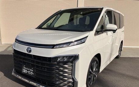 Toyota Voxy, 2023 год, 4 695 000 рублей, 1 фотография