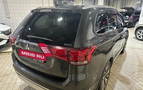 Mitsubishi Outlander III рестайлинг 3, 2020 год, 2 997 000 рублей, 6 фотография