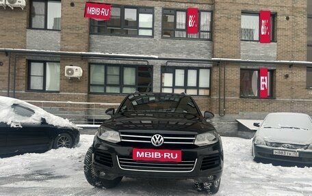 Volkswagen Touareg III, 2011 год, 1 650 000 рублей, 2 фотография