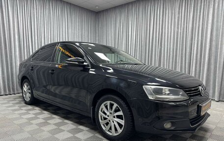 Volkswagen Jetta VI, 2013 год, 990 000 рублей, 2 фотография