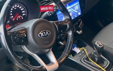 KIA Rio IV, 2017 год, 995 000 рублей, 3 фотография