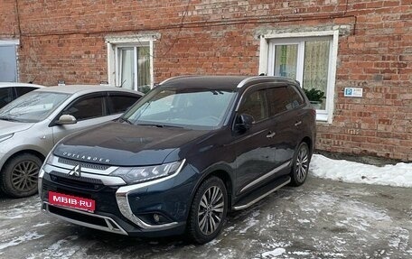 Mitsubishi Outlander III рестайлинг 3, 2020 год, 3 500 000 рублей, 2 фотография