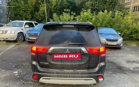 Mitsubishi Outlander III рестайлинг 3, 2020 год, 3 500 000 рублей, 7 фотография