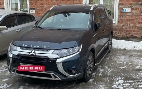 Mitsubishi Outlander III рестайлинг 3, 2020 год, 3 500 000 рублей, 9 фотография