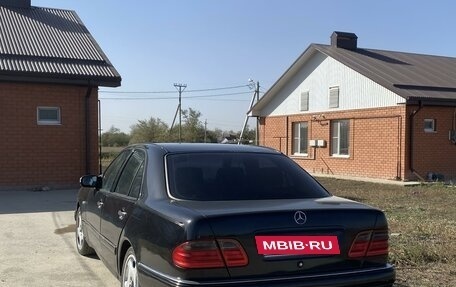 Mercedes-Benz E-Класс, 1996 год, 305 000 рублей, 2 фотография