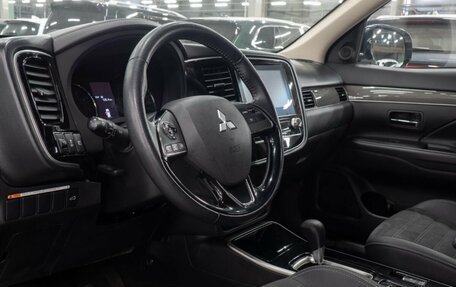 Mitsubishi Outlander III рестайлинг 3, 2021 год, 2 880 000 рублей, 9 фотография