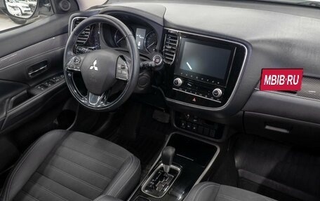 Mitsubishi Outlander III рестайлинг 3, 2021 год, 2 880 000 рублей, 4 фотография