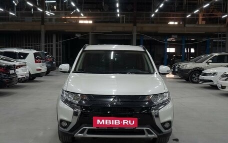 Mitsubishi Outlander III рестайлинг 3, 2021 год, 2 880 000 рублей, 13 фотография