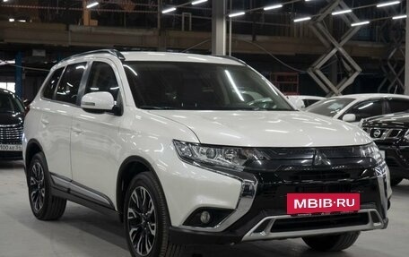 Mitsubishi Outlander III рестайлинг 3, 2021 год, 2 880 000 рублей, 14 фотография