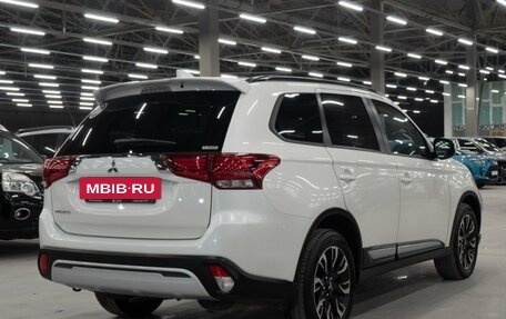 Mitsubishi Outlander III рестайлинг 3, 2021 год, 2 880 000 рублей, 16 фотография