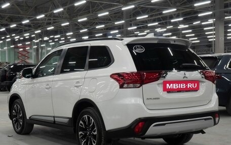 Mitsubishi Outlander III рестайлинг 3, 2021 год, 2 880 000 рублей, 18 фотография