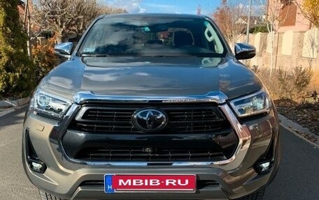 Toyota Hilux VIII, 2022 год, 6 800 000 рублей, 2 фотография