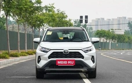 Toyota RAV4, 2024 год, 4 400 000 рублей, 2 фотография