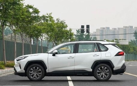 Toyota RAV4, 2024 год, 4 400 000 рублей, 4 фотография