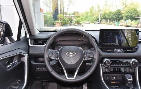 Toyota RAV4, 2024 год, 4 400 000 рублей, 10 фотография