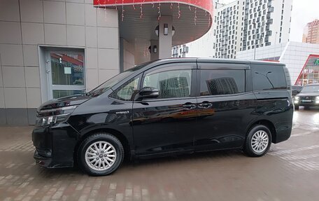 Toyota Voxy III, 2014 год, 2 050 000 рублей, 2 фотография