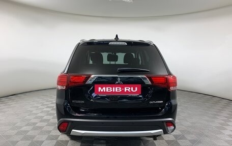 Mitsubishi Outlander III рестайлинг 3, 2018 год, 1 698 000 рублей, 6 фотография