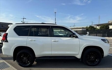 Toyota Land Cruiser Prado 150 рестайлинг 2, 2021 год, 4 500 000 рублей, 7 фотография