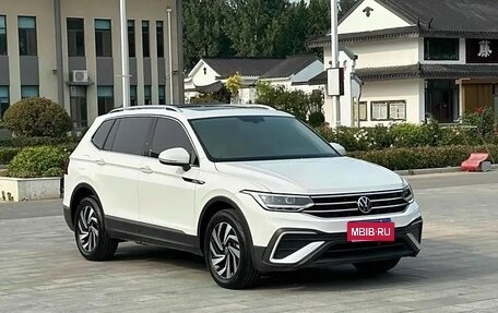 Volkswagen Tiguan II, 2021 год, 2 600 000 рублей, 1 фотография