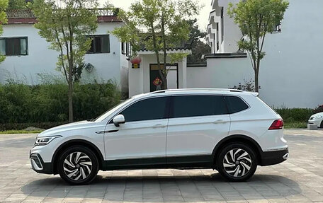 Volkswagen Tiguan II, 2021 год, 2 600 000 рублей, 4 фотография