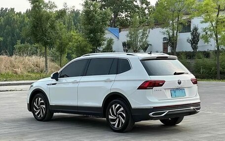 Volkswagen Tiguan II, 2021 год, 2 600 000 рублей, 5 фотография